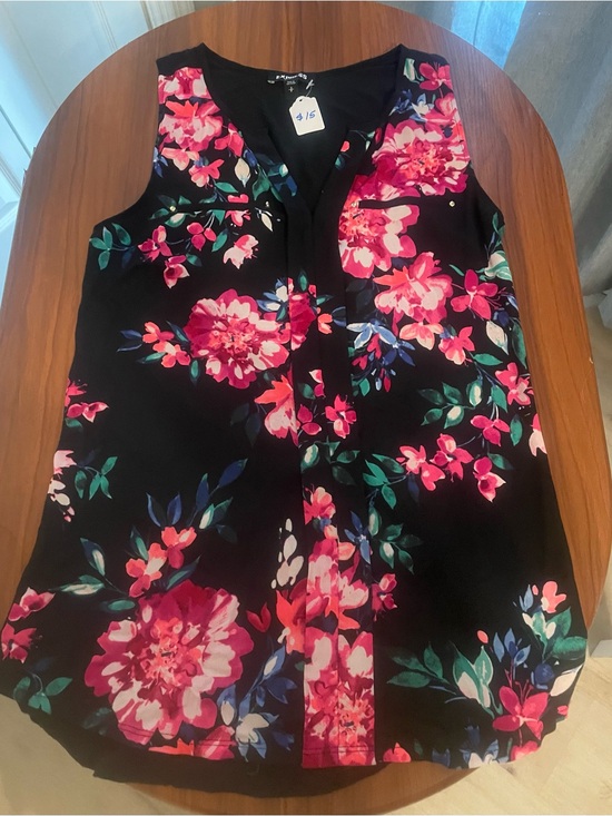 Express Tops - Express Black Floral V-Neck Sleeveless Top